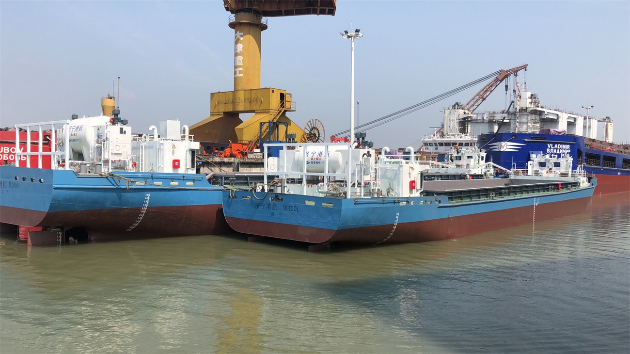 17Tàu LNG dẫn đường cảng Jining (1)