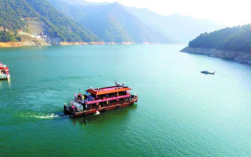 Jinlongfang-cruiseschip op het Dongjiang-meer